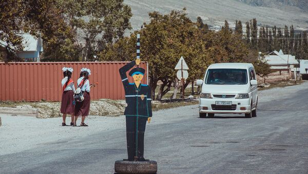 Картонный сотрудника ГАИ на трассе Бишкек — Ош - Sputnik Кыргызстан