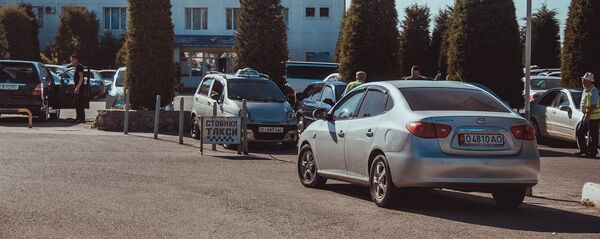 Ош аэропортунун унаа токтотуучу жайы. Архив Ош аэропортунун унаа токтотуучу жайы. Архив - Sputnik Кыргызстан