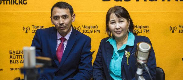 Директор ОФ Таалим форум Айгуль Осмонова и учитель физики и информатики Касымбек Жусуналиев Директор ОФ Таалим форум Айгуль Осмонова и учитель физики и информатики Касымбек Жусуналиев - Sputnik Кыргызстан