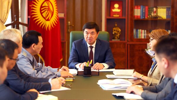 Премьер-министр Мухаммедкалый Абылгазиев милициянын бөлүмүндө бычакталган кыздын окуясына көңүлүн бурду - Sputnik Кыргызстан