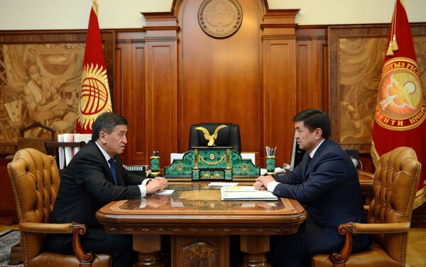 Президент Сооронбай Жээнбеков на встрече с премьер-министром Мухаммедкалыем Абылгазиевым поручил жестко наказать виновных в убийстве девушки в здании РОВД - Sputnik Кыргызстан