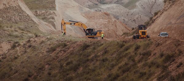 Строительство дороги в Баткенской области - Sputnik Кыргызстан