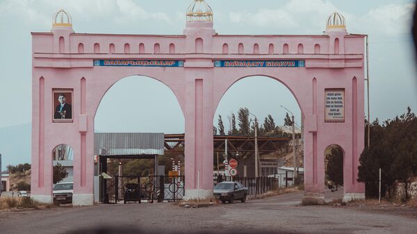 Исфана шаарынын киреберишиндеги арка. Архивдик сүрөт - Sputnik Кыргызстан