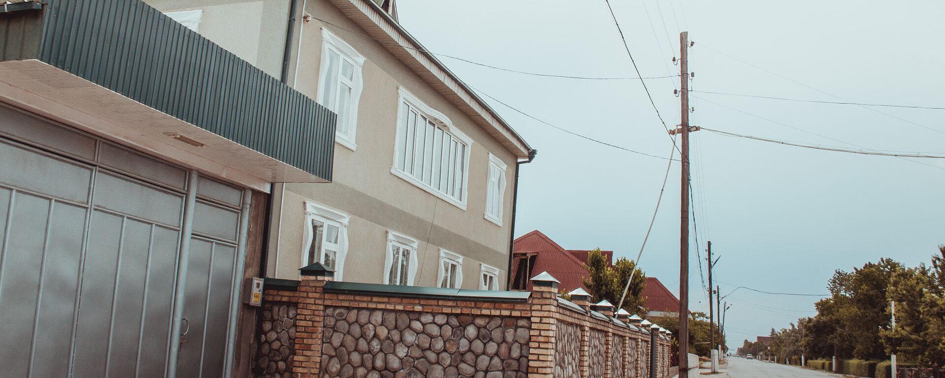 Жеке үй ээлерине жер тилкелеринде автоунаа токтотуучу жайларды уюштурууга укук берүү каралууда. Архив - Sputnik Кыргызстан, 1920, 03.03.2026