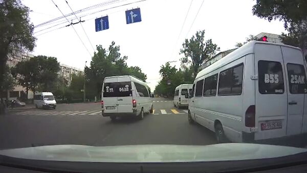 Борзые, что ли! Сразу три маршрутки проехали на красный в Бишкеке. Видео - Sputnik Кыргызстан