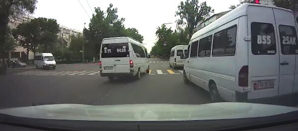 Катары менен шуулдап кызыл жарыктан өткөн маршруткалар. Видео - Sputnik Кыргызстан