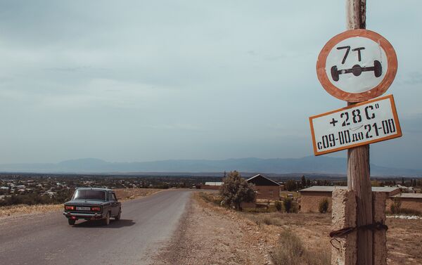 Самодельный дорожный знак, запрещающий проезд автомобилей нагрузкой на ось более 7 тонн по дороге Исфана — Кулунду — Максат - Sputnik Кыргызстан