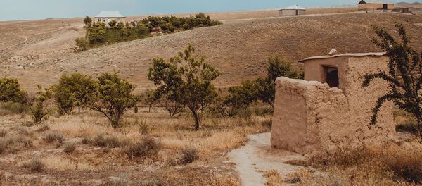 Глиняной туалет. Архивное фото - Sputnik Кыргызстан