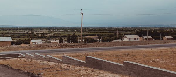 Кыргыз-тажик чек арасындагы Максат айылы. Архив Кыргыз-тажик чек арасындагы Максат айылы. Архив - Sputnik Кыргызстан