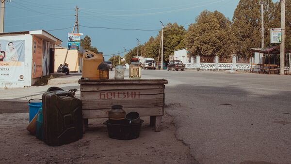 Продажа ГСМ на обочине дороги. Архивное фото - Sputnik Кыргызстан