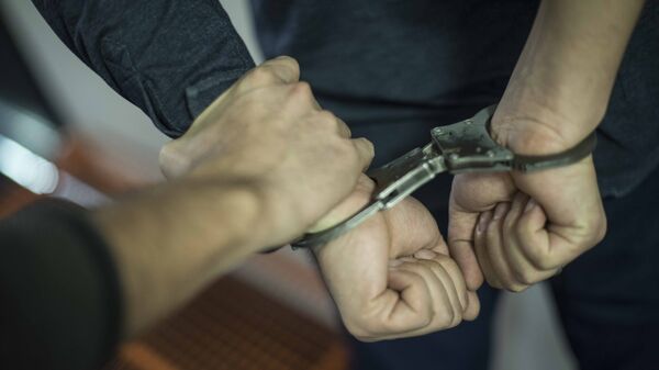 Мужчина в наручниках. Иллюстративное фото - Sputnik Кыргызстан
