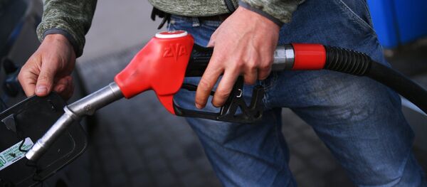 Унаага бензин куюп жаткан айдоочу. Архив - Sputnik Кыргызстан