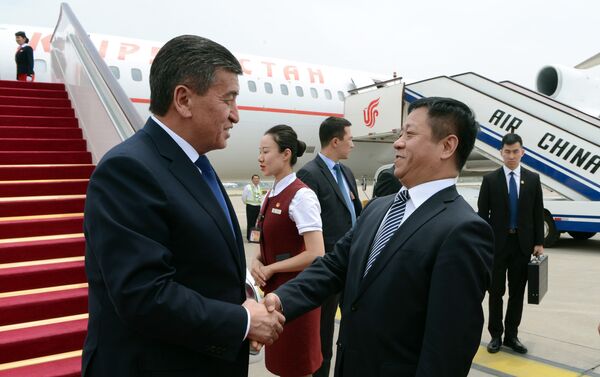 Главу государства встретил заместитель министра иностранных дел Китая Чжан Ханхуэй - Sputnik Кыргызстан