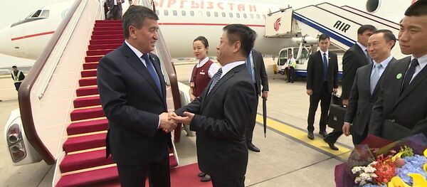 Саламатсызбы! — видео прибытия Жээнбекова в Пекин - Sputnik Кыргызстан