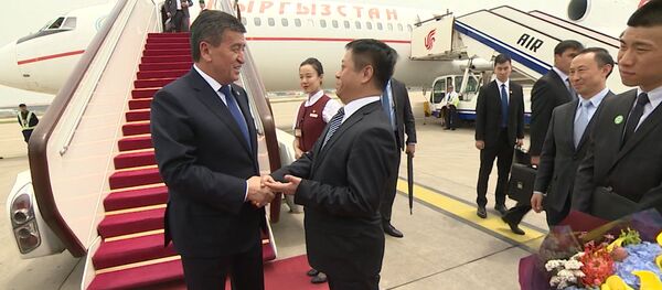 Здравствуйте! Пекин Жээнбековду орусча сүйлөп тосуп алды. Видео - Sputnik Кыргызстан