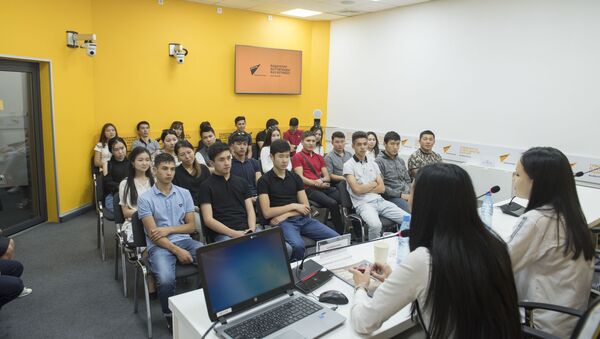 Мастер-класс для учащихся колледжа при Кыргызском экономическом университете на тему трудоустройства в банке - Sputnik Кыргызстан