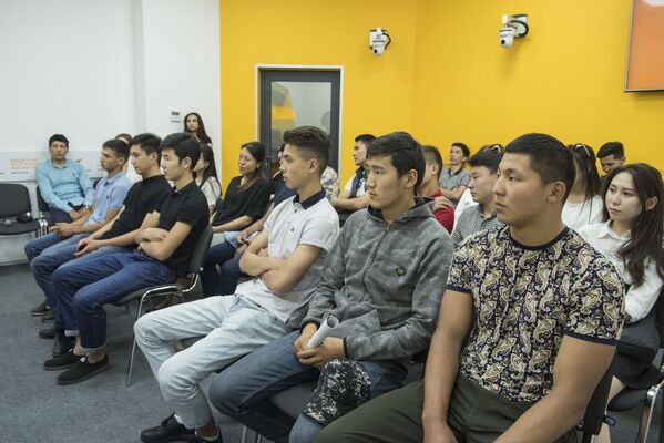 Учащихся колледжа при Кыргызском экономическом университете на мастер-классе - Sputnik Кыргызстан