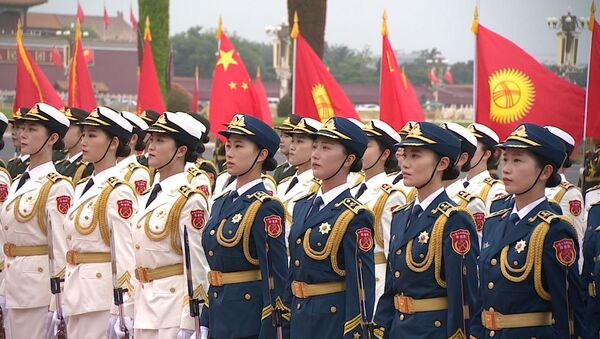 Красивые девушки в форме и пушки — как Си Цзиньпин встретил Жээнбекова в Китае - Sputnik Кыргызстан
