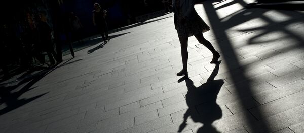 Тень девушки идущей по городу. Архивное фото - Sputnik Кыргызстан