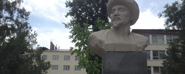 Залкар кыргыз илимпоз-агартуучусу, коомдук ишмери Ишеналы Арабаевдин эстелиги Залкар кыргыз илимпоз-агартуучусу, коомдук ишмери Ишеналы Арабаевдин эстелиги - Sputnik Кыргызстан