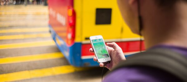 Подросток с телефоном в руке переходит дорогу. Архивное фото - Sputnik Кыргызстан