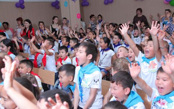 Открытие лагерей сопровождалось концертной программой, интеллектуально-развлекательными играми и спортивными соревнованиями - Sputnik Кыргызстан
