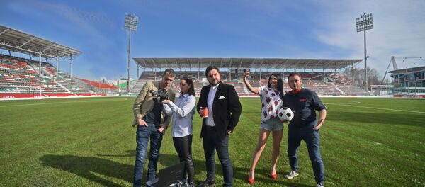 Наивные путешественники на стадионе - Sputnik Кыргызстан