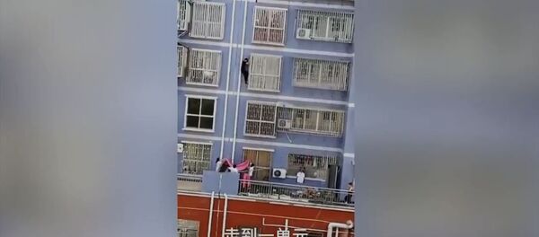 Китайский человек-паук спас ребенка, забравшись на пятый этаж. Видео - Sputnik Кыргызстан