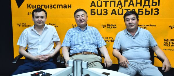 Руководитель Национального центра охраны материнства и детства Камчыбек Узакбаев(в центре), уролог Сапар Макеев(справа) и хирург Мирбек Байзаков - Sputnik Кыргызстан