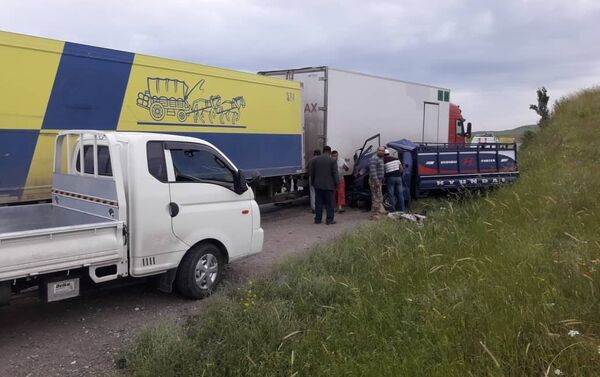 По предварительной версии, водитель Hyundai Porter, ехавший в сторону Оша, заснул за рулем, выехал на встречную полосу и врезался в грузовик Volvo-FH12 - Sputnik Кыргызстан