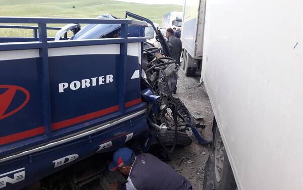 На трассе Бишкек — Ош в результате столкновения большегрузного авто и мини-грузовика скончались два человека - Sputnik Кыргызстан