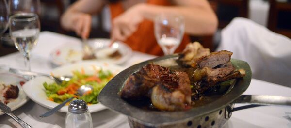 Ресторанда эт жеп жаткан аял. Архив - Sputnik Кыргызстан