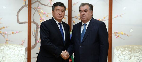 Кытайдын Циндао шаарында Кыргызстандын президенти Сооронбай Жээнбеков тежикстандык кесиптеши Эмомали Рахмон менен кезикти - Sputnik Кыргызстан
