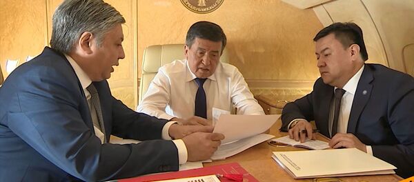 Жээнбеков учак ичинде аткаминерлер менен жыйын курду. Видео - Sputnik Кыргызстан