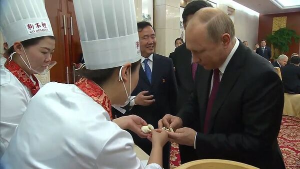 СПУТНИК_Путин приготовил китайские «блины» и «пельмени» - Sputnik Кыргызстан