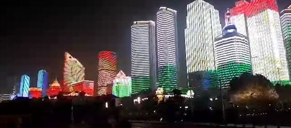 Кытайда Кыргызстандын желеги асман тиреген имараттарды аралап өттү. Видео - Sputnik Кыргызстан