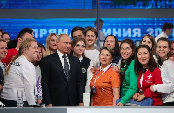 Прямая линия с президентом России Владимиром Путиным - Sputnik Кыргызстан