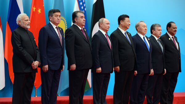 Заседание Совета глав государств-членов ШОС в узком составе в Циндао - Sputnik Кыргызстан
