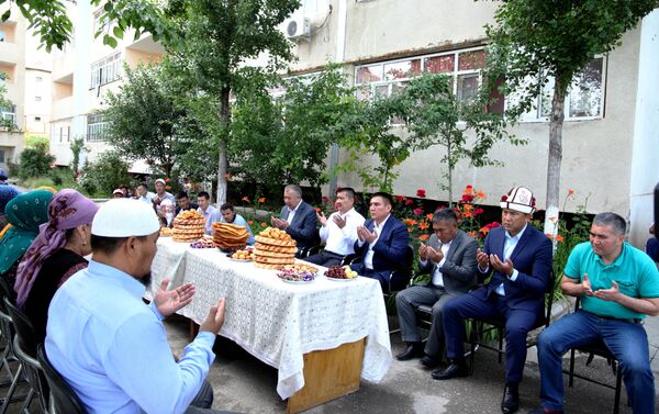 Затем высокопоставленные лица посетили горожан, пострадавших в ходе событий 2010 года. - Sputnik Кыргызстан
