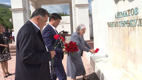 Премьер-министр Абылгазиев возложил цветы к могиле Айтматова — видео - Sputnik Кыргызстан