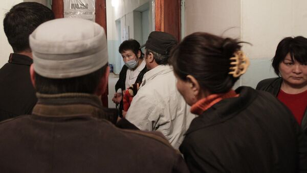 Родственники беседуют с врачом в больнице. Архивное фото - Sputnik Кыргызстан
