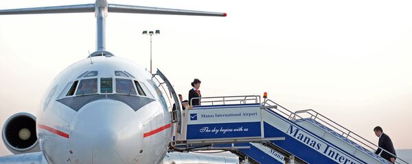 Биринчи бортко чыгып бараткан президент Сооронбай Жээнбеков. Архив - Sputnik Кыргызстан