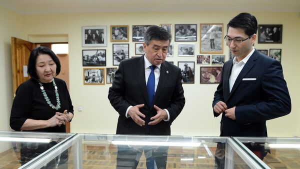 Президент Сооронбай Жээнбеков посетил дом-музей народного писателя КР Чингиза Айтматова по случаю дня его смерти - Sputnik Кыргызстан