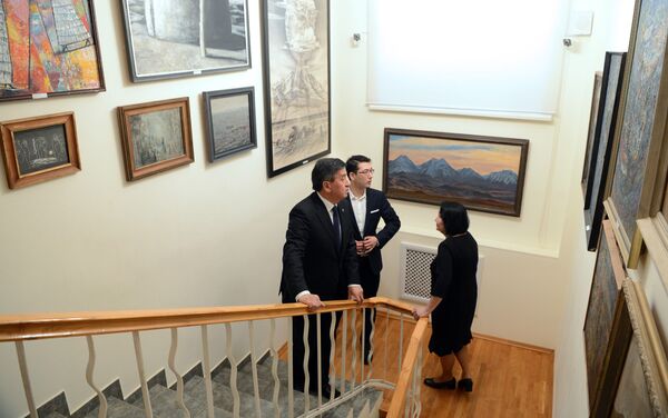 Президент Сооронбай Жээнбеков посетил дом-музей народного писателя КР Чингиза Айтматова по случаю дня его смерти - Sputnik Кыргызстан