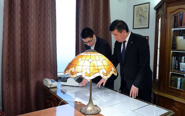 Вместе с сыном Эльдаром Айтматовым она показала Сооронбаю Жээнбекову дом-музей и рукописи - Sputnik Кыргызстан