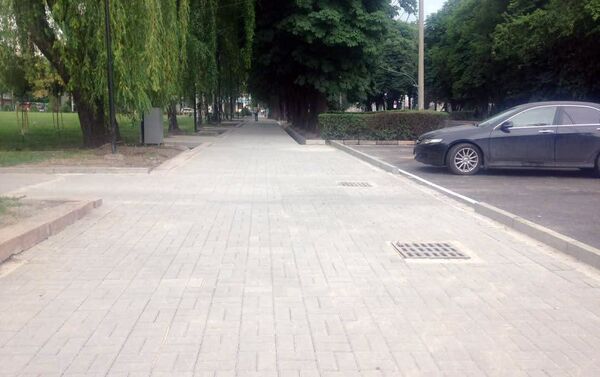 На участке между проспектом Чуй и улицей Жумабека заменили дорожное покрытие, установили бордюры, обновили ирригационную систему, тротуары и нанесли дорожную разметку. - Sputnik Кыргызстан