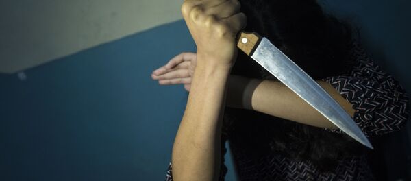 Девушка с кухонным ножом в руке. Иллюстративное фото - Sputnik Кыргызстан
