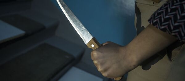 Девушка с кухонным ножом в руке. Иллюстративное фото - Sputnik Кыргызстан
