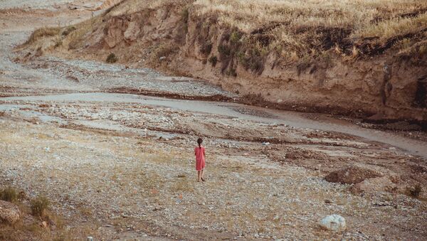 Девочка гуляет у речки. Архивное фото - Sputnik Кыргызстан