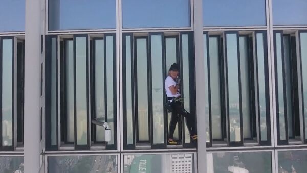 Мужчина без страховки лез по 123-этажному зданию, но ему помешали. Видео - Sputnik Кыргызстан